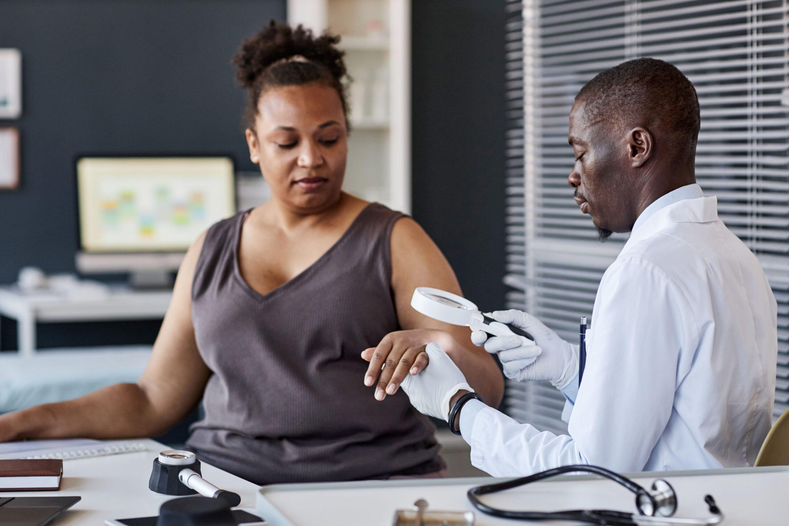 Ein Arzt überprüft die Gesundheit einer Person 