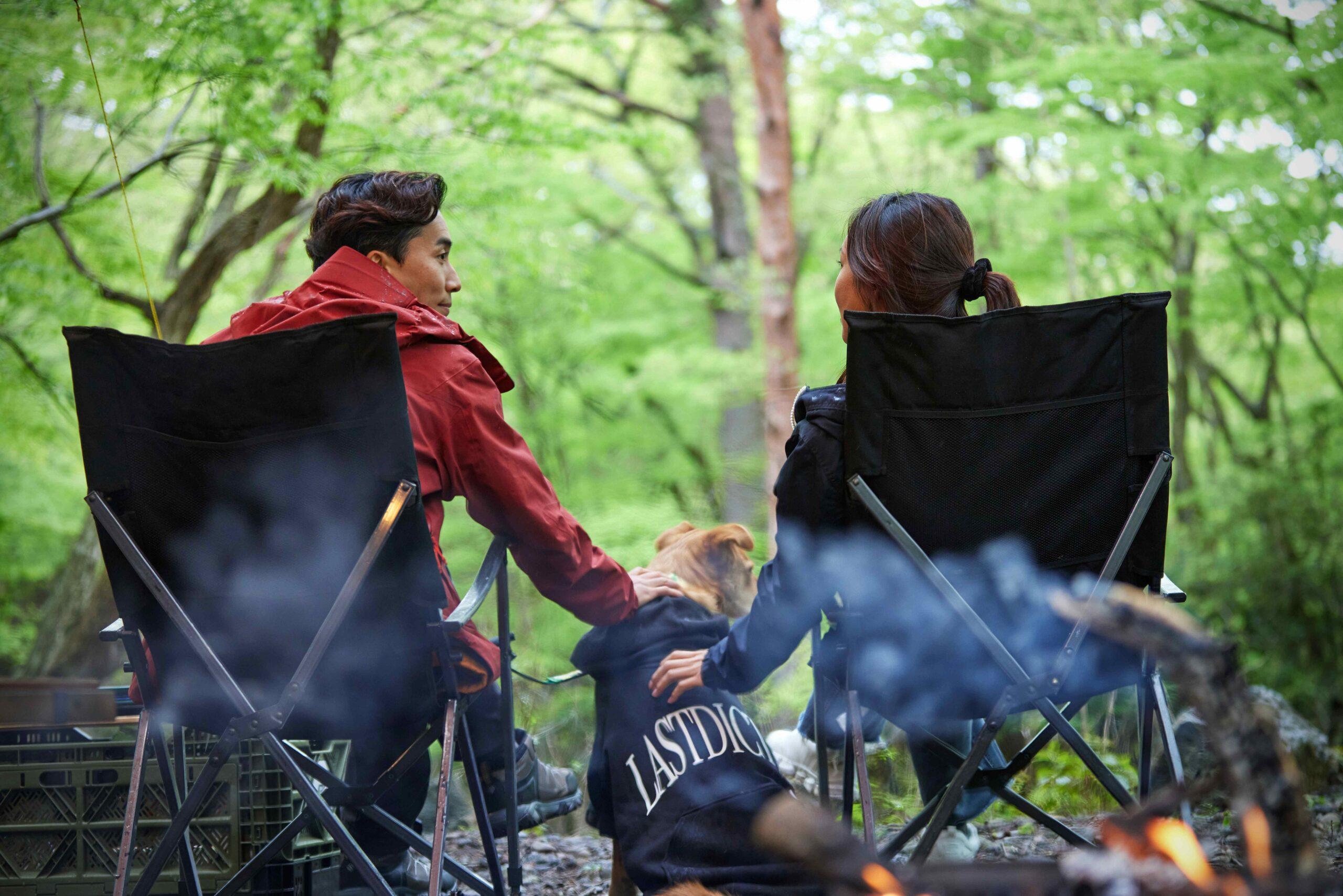 Paar sitzt am Campingplatz